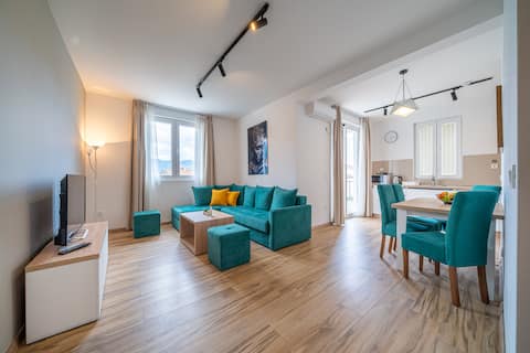 Successful Airbnb property: 201One bedroom Apt,750m from the sea, Parking,Pool in Babin Do
