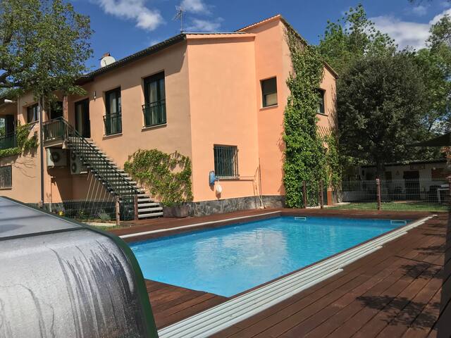 Sunny villa with pool and AC gallery image 5