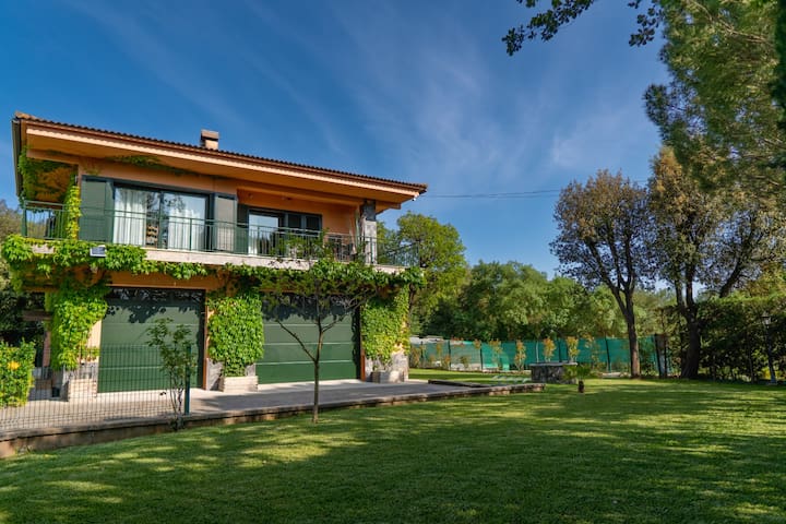 Sunny villa with pool and AC