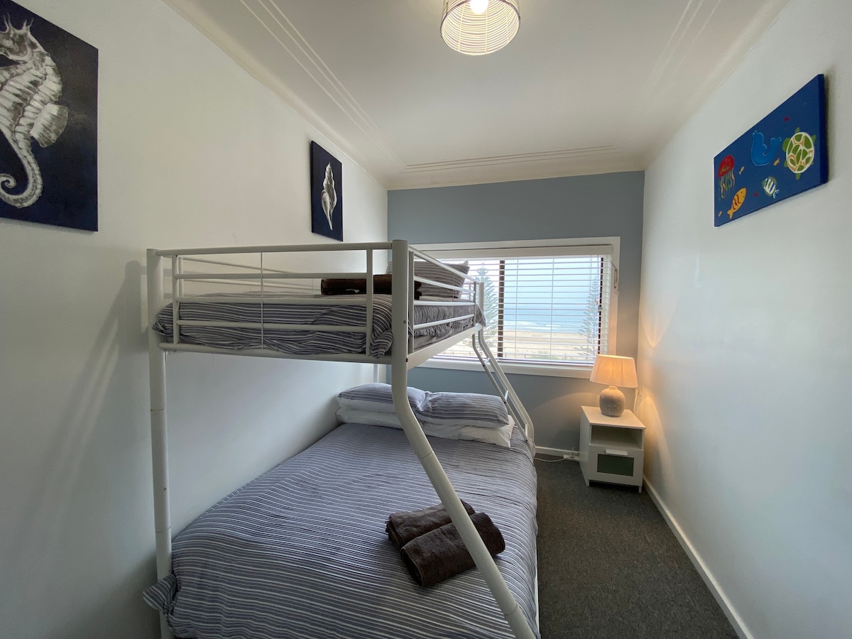 غرفة النوم 2_ بسرير بطابقين وشاطئ مواجه للشاطئ أيضًا.