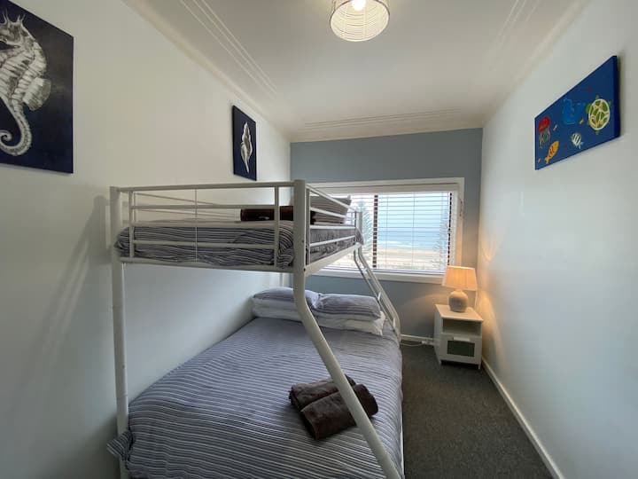 Camera da letto 2_con letto a castello matrimoniale e spiaggia di fronte.