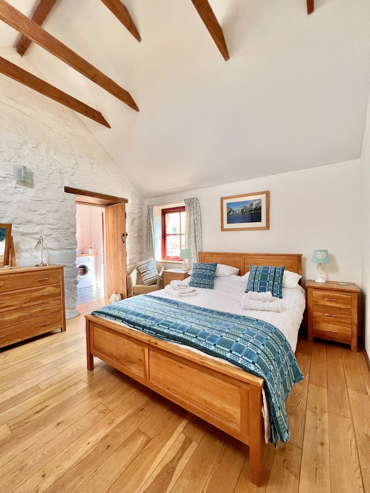 Doppelzimmer mit Kingsize-Bett und eigenem Bad