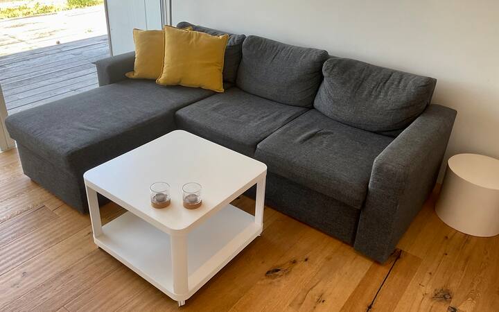 أريكة في غرفة المعيشة التي يمكن تحويلها إلى سرير أريكة