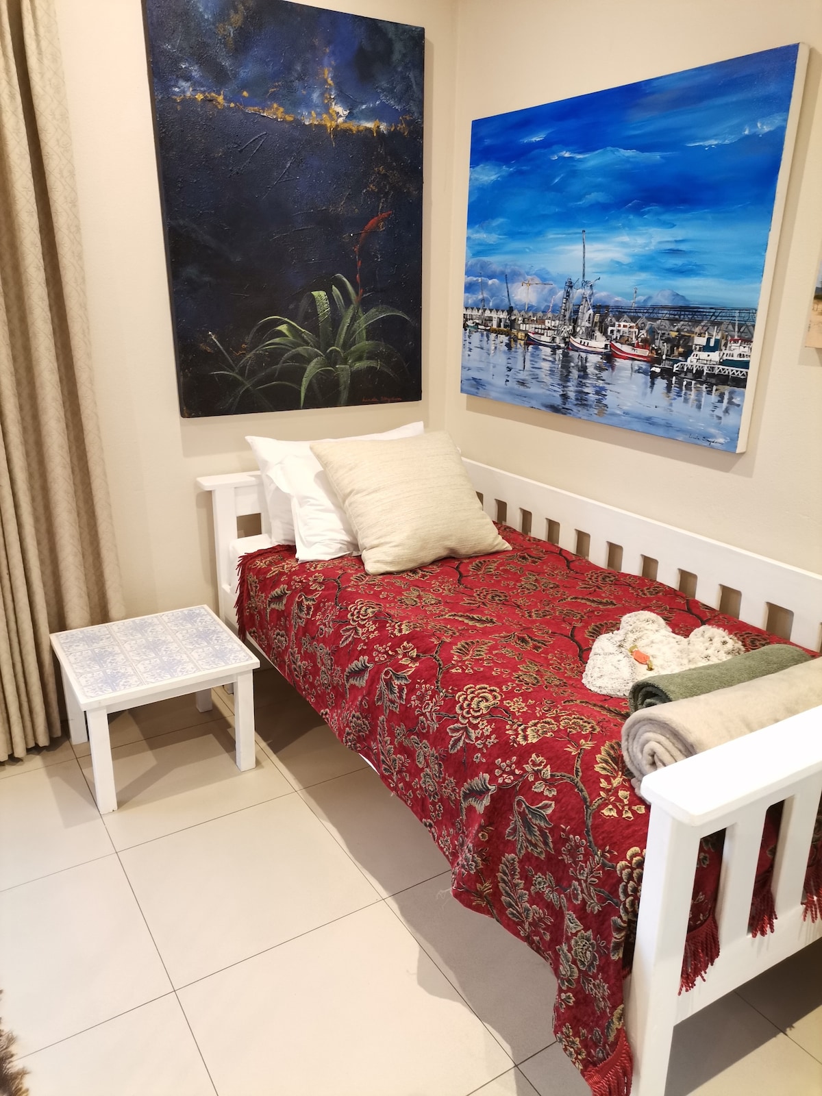 El sofá cama en la sala de estar se puede hacer con ropa de cama de lujo para espacio adicional para dormir para un niño o adolescente 