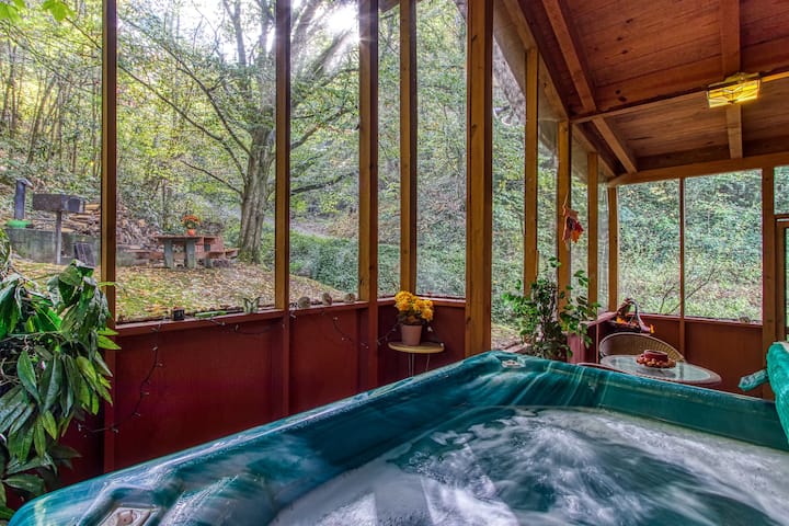 Cozy Creek Cabin Hot Tub Gat & Pf 3 Mi. Convenient - Gatlinburg, TN