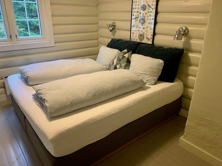 Მესამე საძინებელი (ყვითელი ოთახი) განახლდა საოცრებათა ქვეყნის ზომის ორადგილიანი საწოლით 2021 წელს.