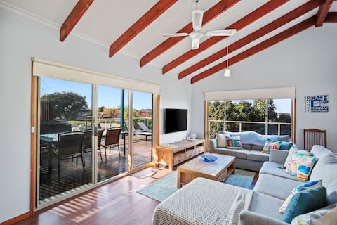 Popular Airbnb listing: Torquay Family Getaway - Pet & family friendly! in Torquay
