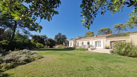 VILLA with pool between Alpilles and Luberon
