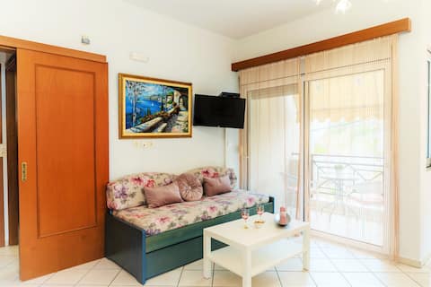 Popular Airbnb listing: SKY Seafront Apartment in Δήμος Μαλεβιζίου