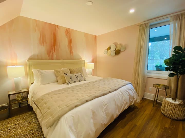 带2米宽双人床和新鲜棉质床上用品的卧室