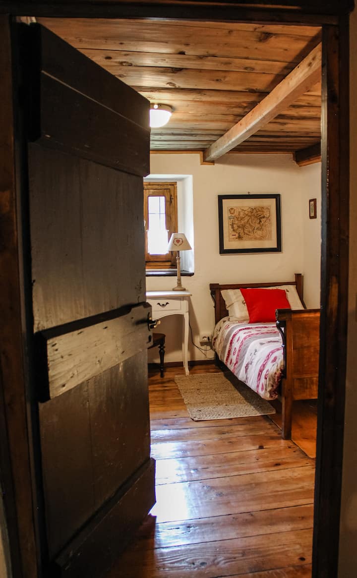 La camera con letto singolo si trova passando dalla zona giorno alla camera matrimoniale.