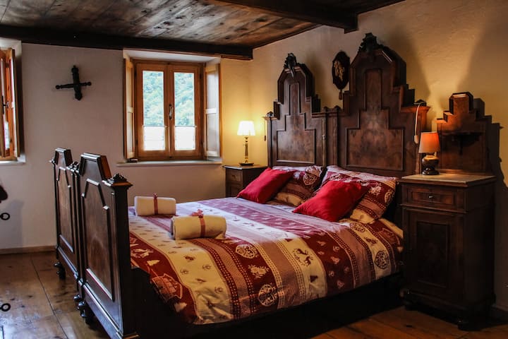 L'antico letto matrimoniale nella camera da letto padronale.