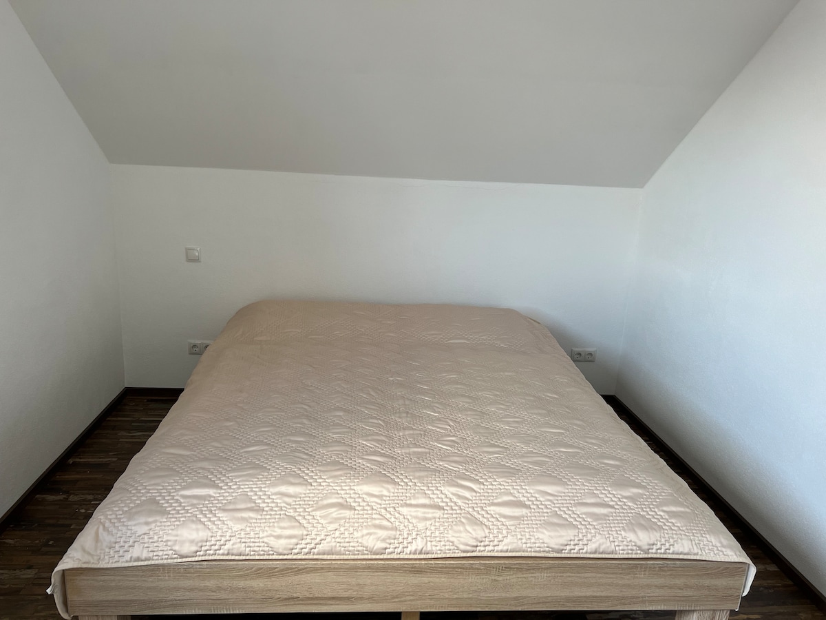 SZ 2 double bed 180 × 200 (children's room 1) bedside tables are in the inlet, picture is still replaced.