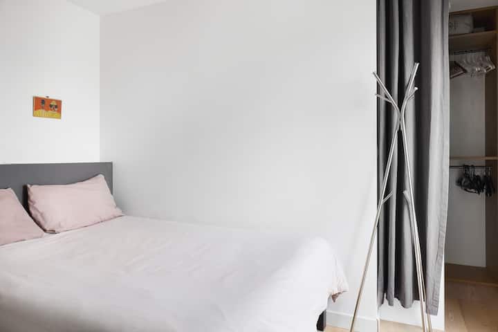 The master bedroom with the bed in 160 x 200 mattress Hotel Ibis, dressing area at your disposal