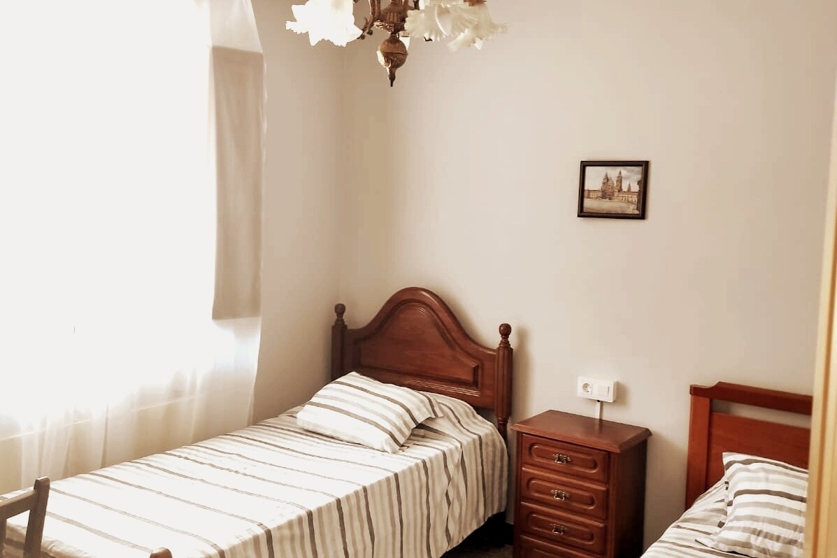 带双人床的卧室