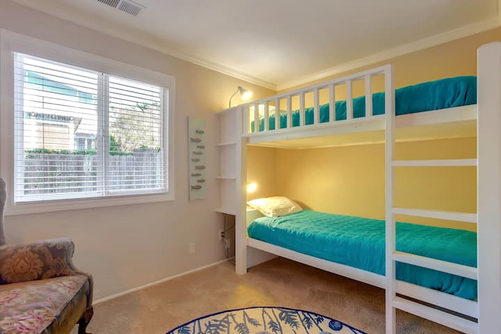 חדר שינה שלישי עם שתי מיטות קומתיים.