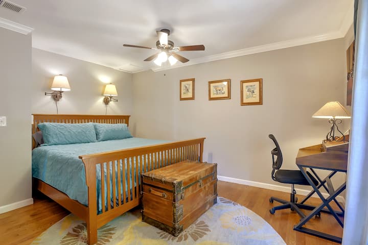 חדר שינה ראשי עם מיטה זוגית גדולה.