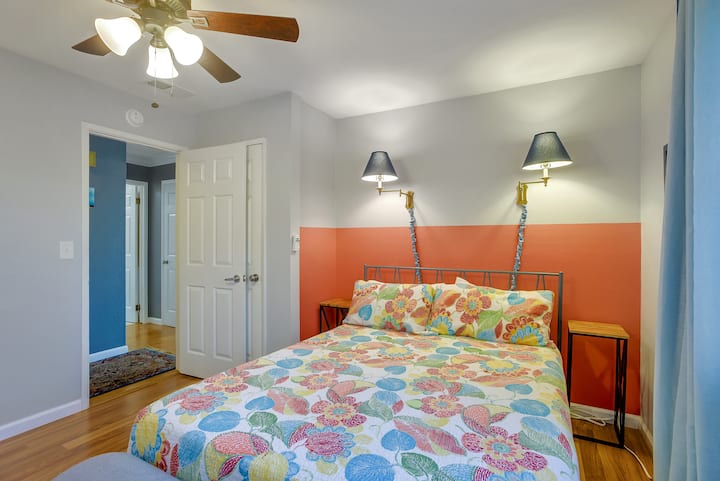 חדר שינה שני עם מיטת קווין סייז