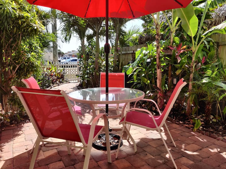 Tropical Escape 2 Main Bd/2.5 Ba Steps To Beach - Florida