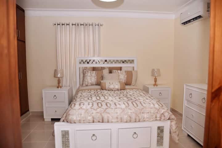 Principal del dormitorio con TV, Netflix y baño. Todas las camas de la casa tienen un colchón superior con la parte superior de la parte superior y acabados para dormir cómodamente. Todos tienen aire acondicionado y ventilador de techo.