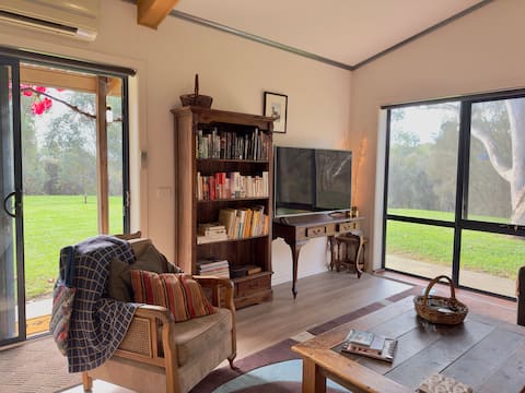 Top Airbnb: Peaceful getaway in stunning bush setting. in Albury City Council