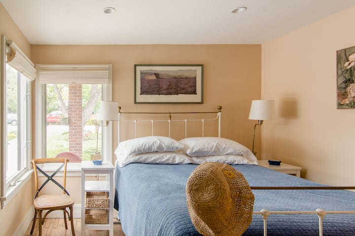 חדר שינה עם מיטת קווין.