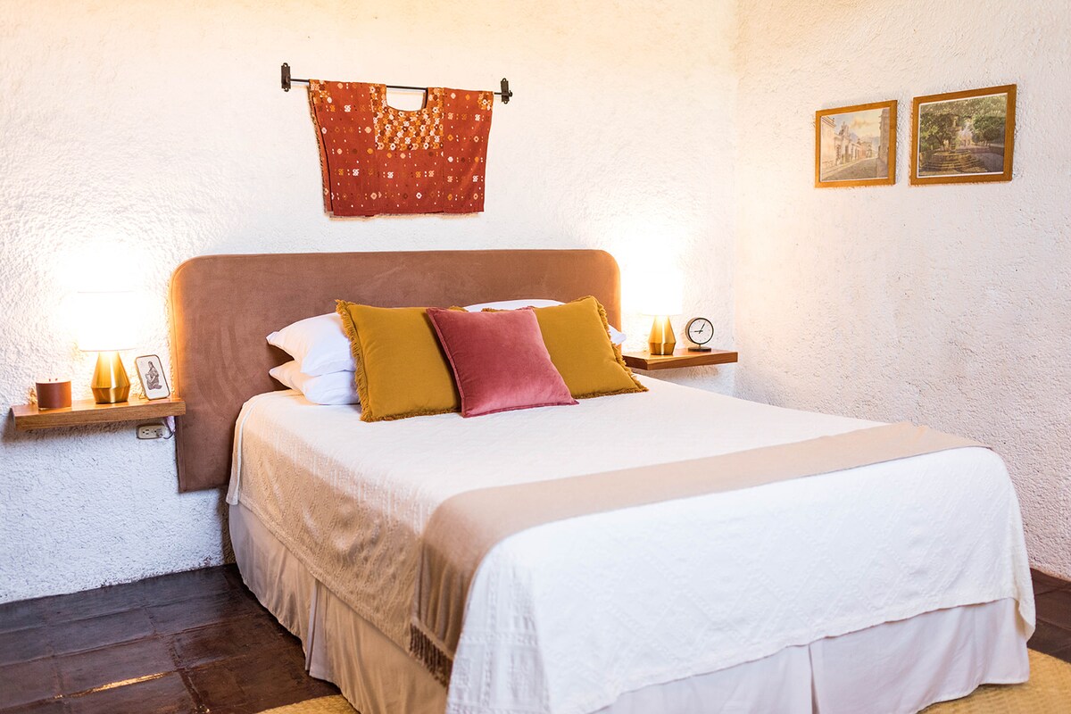 تمنح الرفوف العائمة المسكن إحساسًا عصريًا وجيد التهوية.  لقد حصلنا على هذه من مزرعة خشبية مستدامة في غواتيمالا.