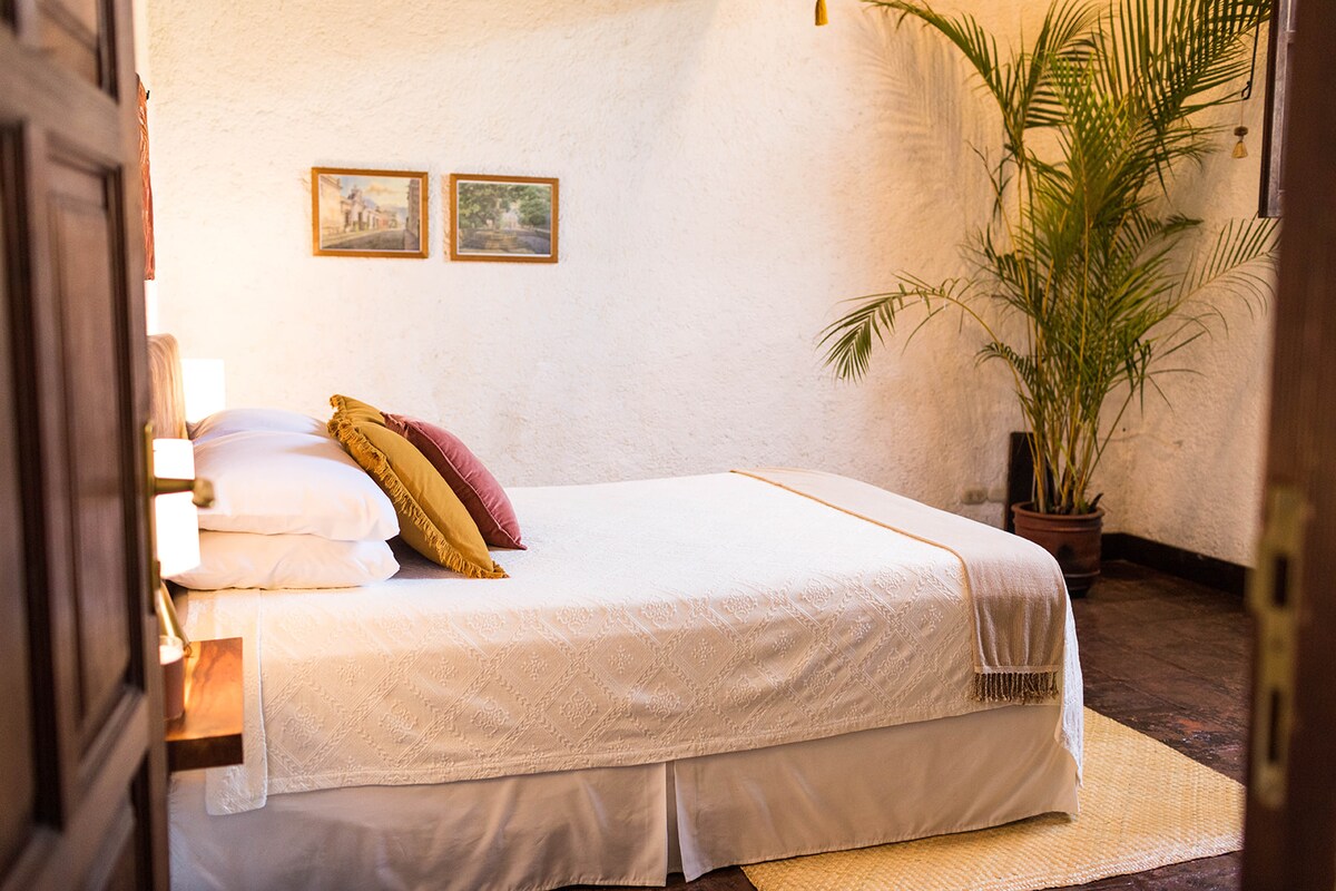 غرفتنا العلوية مثالية للعائلات أو الأصدقاء لأنها يمكن أن تنام 4 أشخاص بشكل مريح مع هذا السرير بحجم كوين في الطابق السفلي وفرشتين مزدوجتين أعلى السلم (السلم شديد الانحدار ولا ينبغي أن يصل إليه الأطفال الصغار أو أي شخص دون أن يكون له قدم مؤكدة)