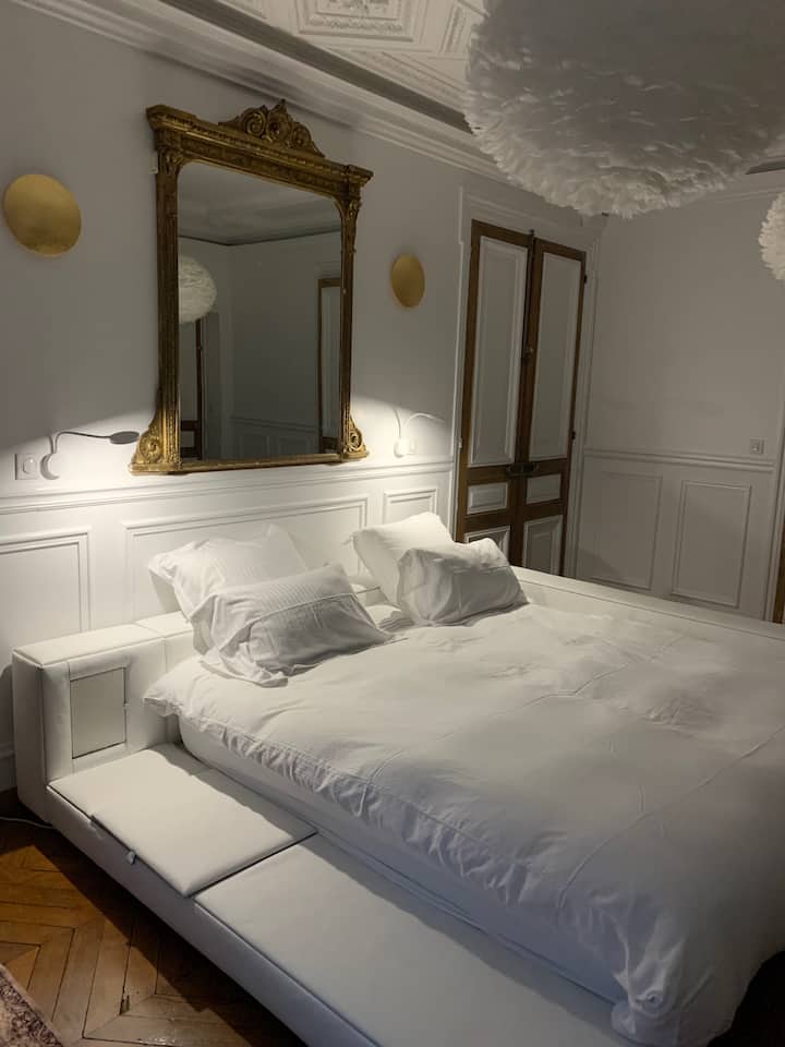 Белата спална соба 3 е најголемата спална соба каде што можеме да поставиме 1 брачен кревет или 2 единечни, но можно е да се додадат 1, па дури и 2 единечни кревета. Може да стане детска соба со овие 4 единечни кревета. Пристап до 2 туш-кабини преку ходник.