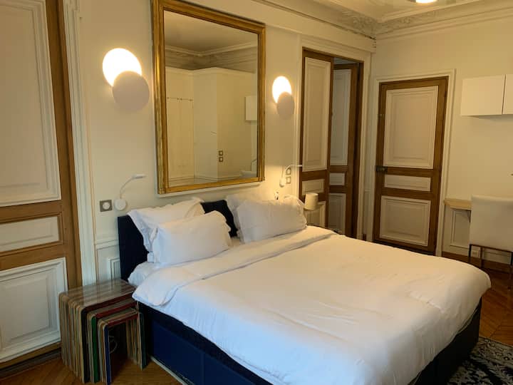 Сина спална соба 1 : 1 брачен кревет (брачен кревет) или 2 единечни кревета. Можно е да додадете дополнителен единечен кревет за да се спие до 3 лица. Приватна туш-кабина и приватен тоалет со директен пристап од спалната соба. Биро, плакар, сеф, камин.