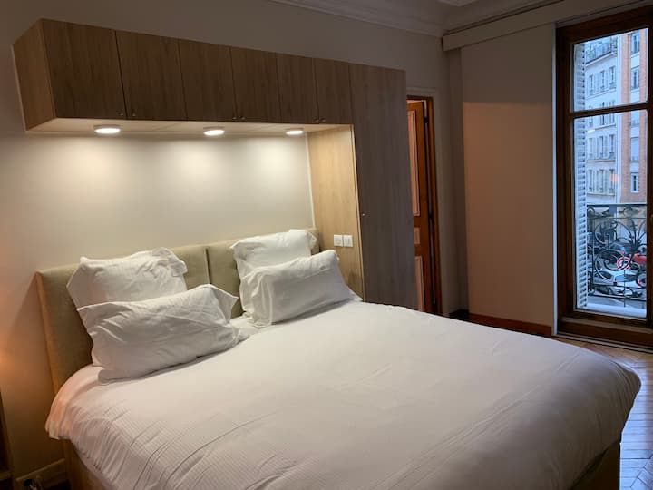 Беж спална соба 2 : 1 брачен кревет (брачен кревет) или 2 единечни кревета. Можно е да додадете дополнителен единечен кревет за да се спие до 3 лица. Приватна бања со џакузи туш со мијалник и тоалет со директен пристап од спалната соба. Биро, плакар, сеф, камин,телевизор