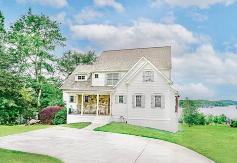 Panoramic lake views on gentle, deep water lot!