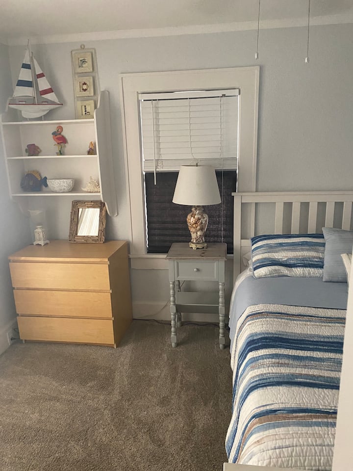 Habitación principal con cajones y estantes