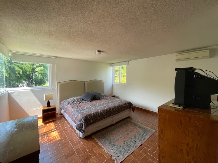 Recámara principal con aire acondicionado y sistema de entretenimiento SKY