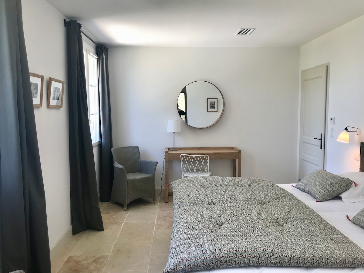 غرفة نوم في الطابق العلوي مع نوافذ بجانب البركة مع إطلالة وحمام داخلي 