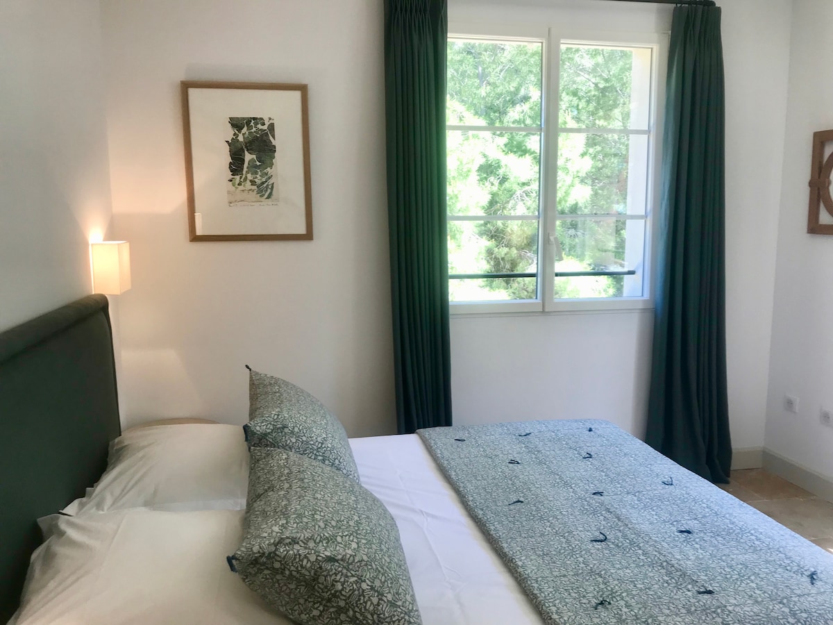 غرفة نوم تطل على الحديقة مع حمام داخلي