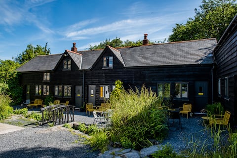 Ty Canol Mawr Glyngynwydd Cottages