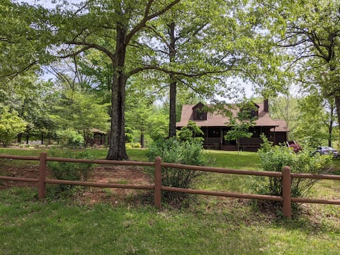 Lovely Cape Cod surrounded by mountains on 6 acres