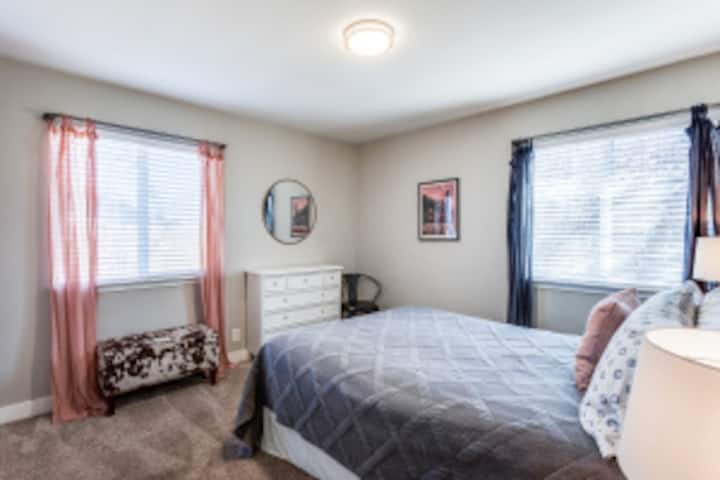 Chumba cha kulala kilicho na kitanda cha ukubwa wa king na picha ya Daraja la Congress Ave Austin Bats, pamoja na mlango wa ndani wa bafu . Nafasi nzuri ya kabati ya nguo kwa ajili ya kuhifadhi. Moja ya vyumba viwili vya kulala, kamili na benchi ya ng 'ombe! 