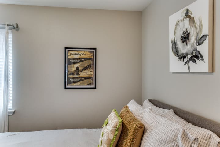 Chumba cha kulala cha pili chenye ustarehe kilichoteuliwa vizuri pamoja na kiti na benchi na kabati. 