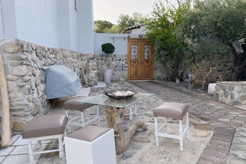NEWLY RENOVATED - 5 mins walk to beach Villa Kappa