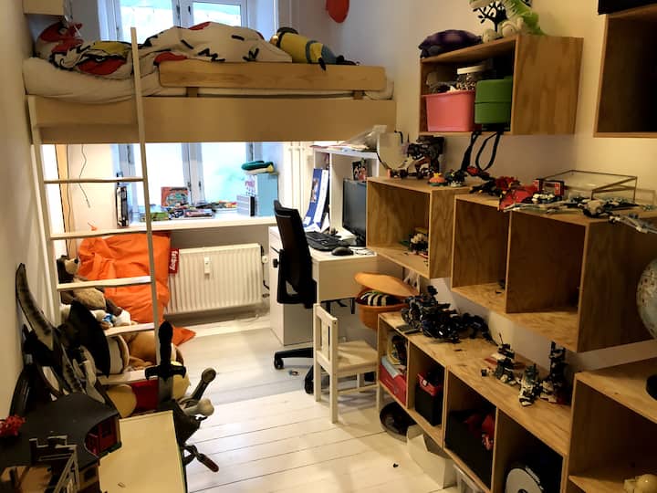 Детска соба - креветот е долг 170 и широк 90 см