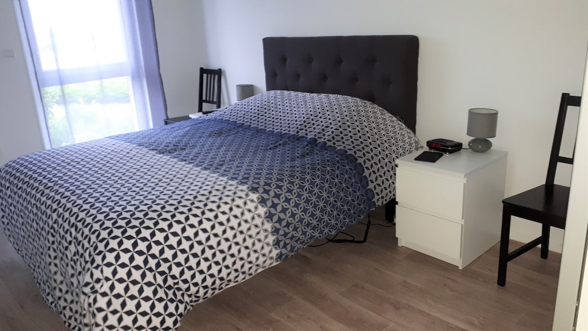 pohodlná osvetlená manželská posteľ King