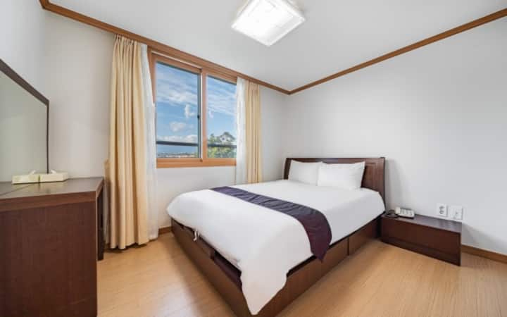 في يوم جيد ، يمكنك رؤية هالاسان نظيف من الغرفة. 