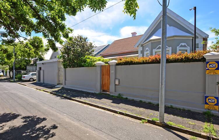 Cape Town large Group/Summer House Self Catering gallery image 2