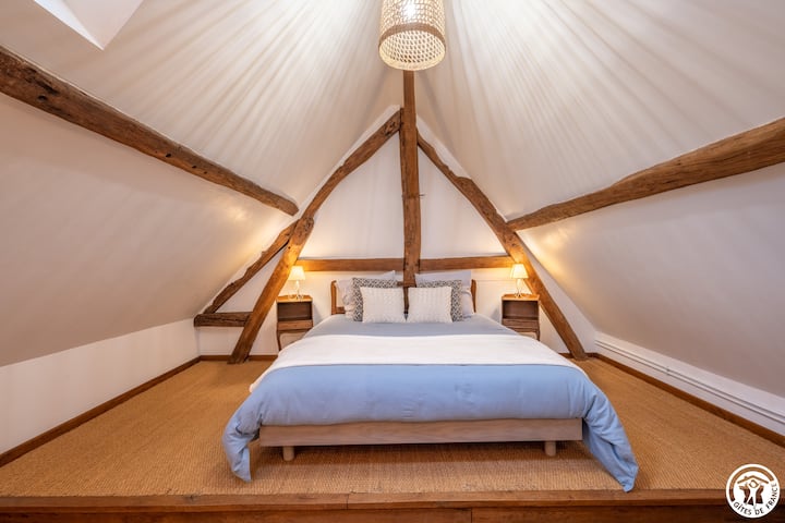 Спална соба на горниот кат со мијалник