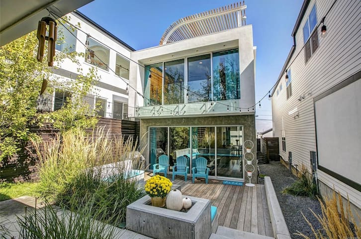 *Custom LoHi Retreat* | Theater | Hot Tub | Views