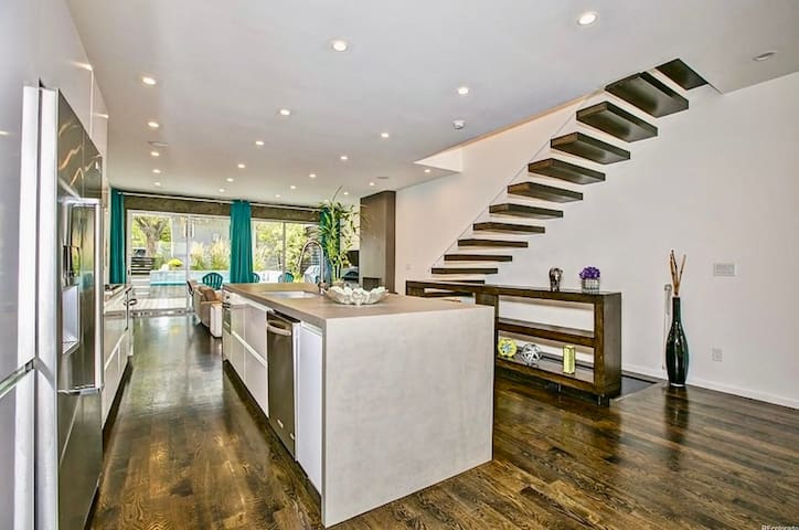 *Custom LoHi Retreat* | Theater | Hot Tub | Views gallery image 3