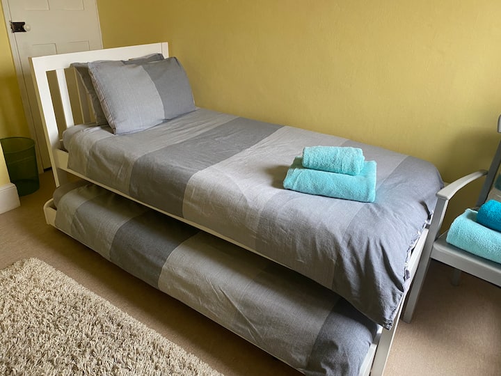 Cama de camión en el segundo dormitorio. La segunda cama se desliza desde debajo de la parte superior.