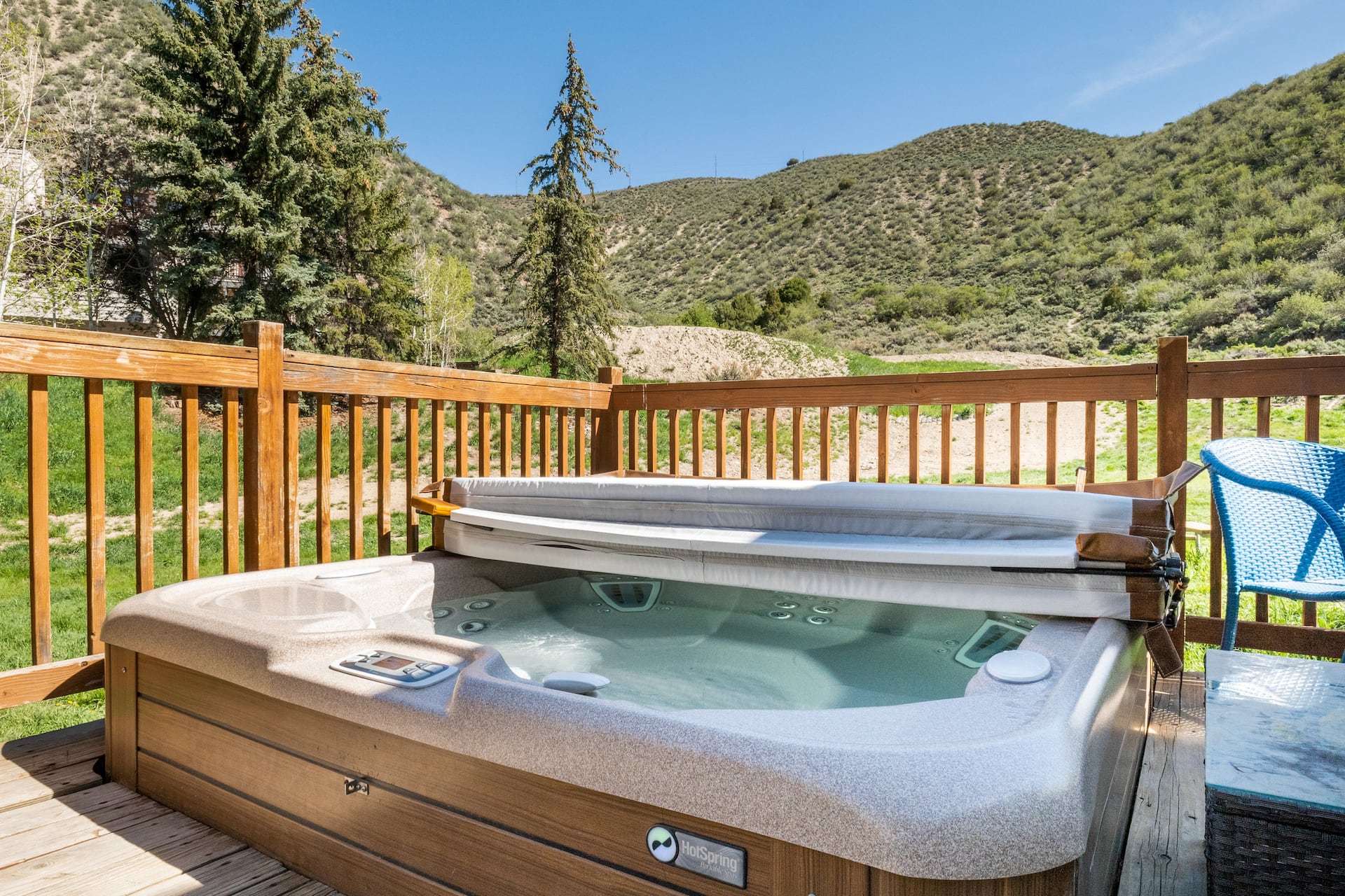 Bright Mountain Retreat w/ Hot Tub 2 King 2 Queen